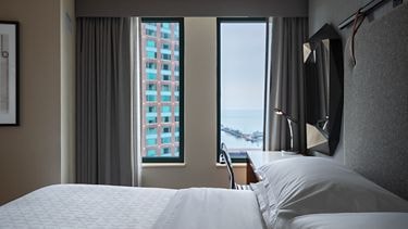 Sheraton Grand Riverwalk Chicago king corner guest room with city views